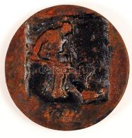 Munkás(1982), öntöttvas plakett, hátoldalon jelzett, d: 10 cm