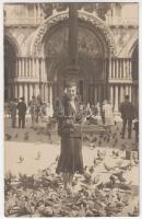 1931 Velence, Galambok között a Szent Márk téren, fotólap, 9x14 cm / 1931 Venice, St. Marks Square, 9x14 cm