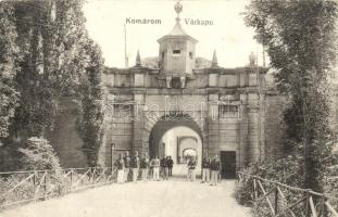 Komárom, Várkapu, Spitzer Sándor kiadása / castle gate, soldiers