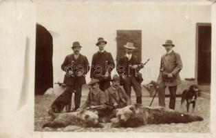 1913 Alsószabadi, vadásztársaság elejtett medvékkel, vadászkutyák / hunters, hunted bears, hunting dogs photo (EK)