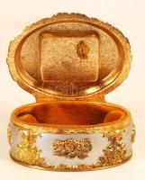 Arany-ezüst színű, ovális alakú japán zenélő doboz, működőképes állapotban, 9x7x4 cm