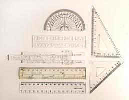 Műanyag kisméretű vonalzó készlet (szögmérő, logarléc, derékszögű vonalzó, stb.), 7 db