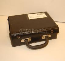 Hordozható pénzkoffer plüss, bordó tálcákkal összesen 8db, 5x 24, 1x 20, 2x 12 férőhellyel, újszerű állapotban