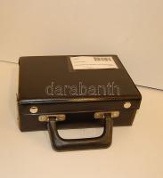 Hordozható pénzkoffer plüss, bordó tálcákkal összesen 8db, 3x 48, 2x 24, 4x 20 férőhellyel, újszerű állapotban