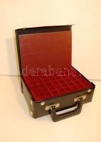 Hordozható pénzkoffer plüss, bordó tálcákkal összesen 8db, 3x 48, 2x 24, 4x 20 férőhellyel, újszerű ...