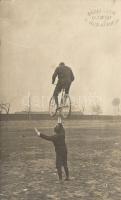 Szenzációs mutatvány kerékpárral; Békei Ödön photo, Budapest / bicycle stunt, photo (EK)