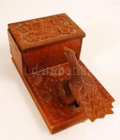 Régi faragott fa cigaretta kínáló. Mechanikus, a madár adja a cigit. 21x12 cm