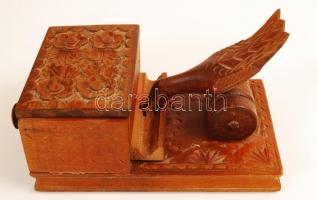 Régi faragott fa cigaretta kínáló. Mechanikus, a madár adja a cigit. 21x12 cm