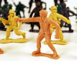 67 db műanyag terepkatona + kisautók