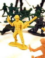 67 db műanyag terepkatona + kisautók