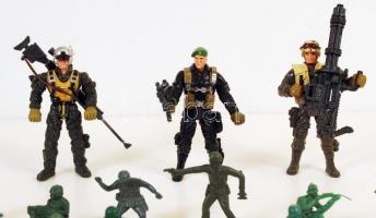 67 db műanyag terepkatona + kisautók