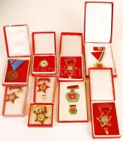 10db-os vegyes tétel szocialista kitüntetésekkel és jelvényekkel (közte tokosak is miniatűrrel), zománcozottak is T:vegyes