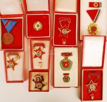 10db-os vegyes tétel szocialista kitüntetésekkel és jelvényekkel (közte tokosak is miniatűrrel), zom...