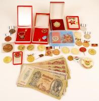 Kis doboznyi vegyes emlékérem, szocialista kitüntetés, bankjegy tétel T:vegyes