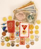 Kis doboznyi vegyes emlékérem, szocialista kitüntetés, bankjegy tétel T:vegyes