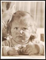 cca 1936 Kinszki Imre (1901-1945): Juditka, pecséttel jelzett vintage fotó, 14x12 cm / cca 1936 Imre Kinszki (1901-1945): Judith, artist's stamp on the verso, 14x12 cm