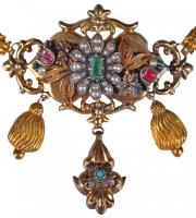 cca 1860 Nyakék tűszerkezettel, antik arany (Au), préselt és cizellált, kartus alakú középtagon fili...