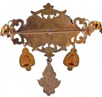 cca 1860 Nyakék tűszerkezettel, antik arany (Au), préselt és cizellált, kartus alakú középtagon fili...