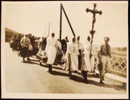 cca 1930 Székelyek zarándoklata, egy cserkésszel a csoport élén, 18x24 cm