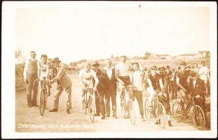cca 1920 Bécs, Budapest, Graz városok közötti kerékpárverseny résztvevői és indítói, fotólap, 9x14 cm / cca 1920 Vienna, Budapest, Graz, bicycle racing, 9x14 cm
