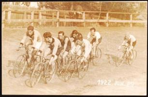 1922. június 29. Varga: Kerékpárosok versenye a budapesti Millenáris Velodrom-ban, fotólap, 9x14 cm