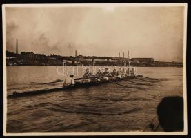 cca 1935 Tréningen az Európa-bajnok (1934) 8 pár evezős magyar hajó legénysége, 5 db sportfotó, list...