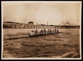 cca 1935 Tréningen az Európa-bajnok (1934) 8 pár evezős magyar hajó legénysége, 5 db sportfotó, list...