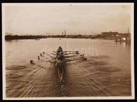 cca 1935 Tréningen az Európa-bajnok (1934) 8 pár evezős magyar hajó legénysége, 5 db sportfotó, list...