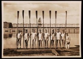 cca 1935 Tréningen az Európa-bajnok (1934) 8 pár evezős magyar hajó legénysége, 5 db sportfotó, list...