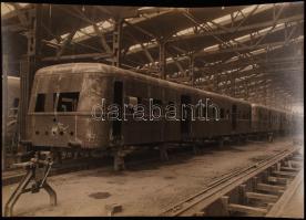cca 1920-1930 Szerelőcsarnok a Ganz gyárban, pecséttel jelzett fotó, 12x17 cm