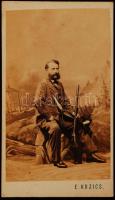 cca 1870 E. Kozics (Pozsony): Vadász a műteremben, festett tátrai háttér előtt, keményhátú vizitkártya, 10x6 cm