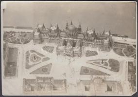 1919. május 1. Budapest, az Országház tér, előtte a proletárőrök szobrai, légi fotó, feliratozva, képszéli szakadások, törések javítva, 16x11 cm