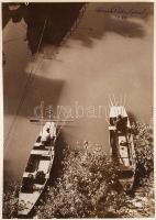 1940 Reich Péter Cornel: Pecások az újpesti híd alatt, aláírt vintage fotóművészeti alkotás, publikálva a Tükörben, sarkán törésnyom, 22x16 cm