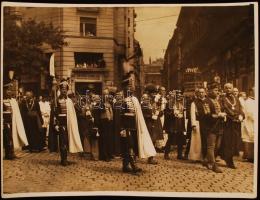 cca 1936 Budapest, Szent Jobb körmenet a Szent István bazilika közelében, koronaőrök, egyházi személyek a mai Bajcsy-Zs. úton, 18x24 cm