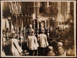 cca 1937 Izabella királyi hercegasszony ravatala, temetési szertartása, az emelvényen Horthy Miklós látható, 18x24 cm