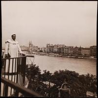 cca 1930 Marcel Freund: A gellérthegyi sziklakápolna szerzetese, a háttérben a régi Erzsébet híd, pecséttel, aláírással jelzett vintage fotó, 17x17 cm