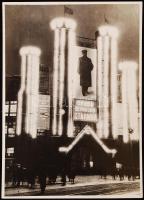 cca 1950 Sztálin dicsőségét hirdető fényreklám, éjszakai fotó talán Moszkvában, 18x13 cm