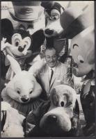 1966 Lawrence J. Schiller: A fantasztikus Walt Disney (1901-1966) Disneyland polgárai között, sajtófotó angolul feliratozva, a Film-Színház-Muzsikában publikálva 1966/51. sz.), 25x17 cm / 1966 Lawrence J. Schiller: Walt Disney (1901-1966) in Disneyland, with english description on the verso, 25x17 cm