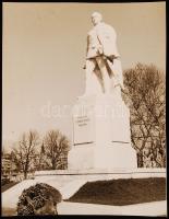 1942-1943 Reich Péter Cornel felvétele vitéz Jákfai Gömbös Gyula (1886-1936)miniszterelnök budapesti szobráról, amit aztán 1944-ben felrobbantottak, 22x18 cm