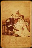 1871 Victor Angerer (Bécs): Habsburg-Lotaringiai Károly Lajos főherceg (1833-1896) második feleségével és négy gyermekével, keményhátú, kabinetfotó, 16x11 cm