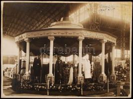 1925. május 15. Elkán Gyula szűcs műhelyének, üzletének  termékei a budapesti Tavaszi Kiállításon, törésvonal alul, 17x23 cm