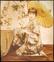 cca 1930-1940 Magyar hölgy japáni hangulatban, kézzel színezett műtermi fotó, enyhén foltos, 21x18 cm