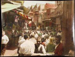 cca 1930 Török bazár, kézzel színezett fotó, mozgalmas életkép, 18x24 cm / cca 1930 Turkish market, coloured photo, 18x24 cm