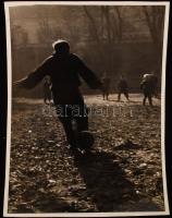 cca 1950 A grund lakói, jelzetlen fotóművészeti alkotás a Ceglédi Vasutas Foto Club anyagából, 24x18 cm