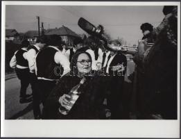 1979. április 16. Dudás Juló naiv festő húsvét hétfői falusi mulatságon (valószínűleg Kresz Albert felvételei), 5 db feliratozott fotó, 18x24 cm