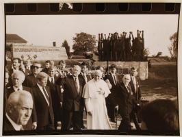 1980 Pólya Zoltán: II. János Pál pápa című képsorozata, 4 db feliratozott fotó, 18x24 cm