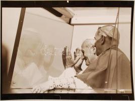 1980 Pólya Zoltán: II. János Pál pápa című képsorozata, 4 db feliratozott fotó, 18x24 cm