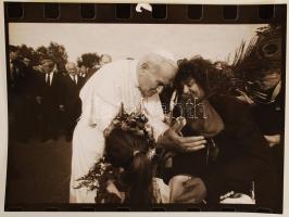 1980 Pólya Zoltán: II. János Pál pápa című képsorozata, 4 db feliratozott fotó, 18x24 cm