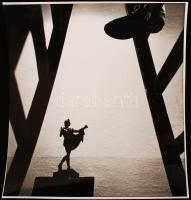 cca 1985 Kerekes Gábor: Kiállítás rendezés, pecséttel jelzett vintage fotóművészeti alkotás, 21x20 cm