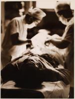 1975 Nagygyörgy Sándor (1933-1993): Plasztikai műtét a szegedi klinikán, jelzetlen, bemutatva a Magyarország ma című fotókiállításon 1975-ben, a Magyar Munkásmozgalmi Múzeumban, 17x24 cm